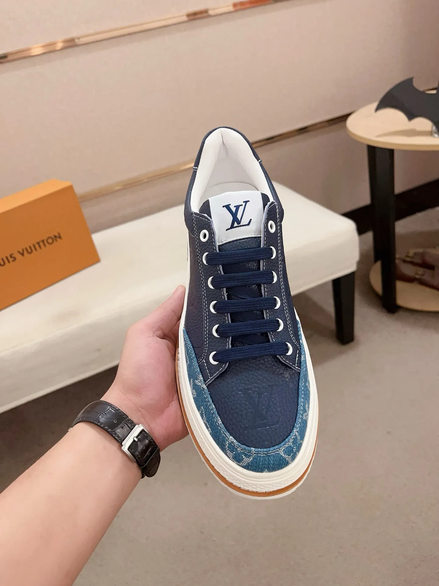 Men's shoes💰 400💰Louis Vuitton (Louis Vuitton/LV) top 🔍🔍 new models are on sale at the same time, the upper 🇮🇹 imported first-layer cowhide from Italy, fully imported sheepskin lining 💪💪, completely 1⃣️ to 1 ⃣️Re-engraved🇮🇹💪💪, ⚠Sole: The original sole is specially provided by the original factory, the exclusive movable molded sole is super comfortable, ⚠The original factory follows the order, 🔍🔍high quality, you can enter and exit the counter at will, welcome to compare⚠. Code number: 38-44. Can be customized for 45 non-refundable!